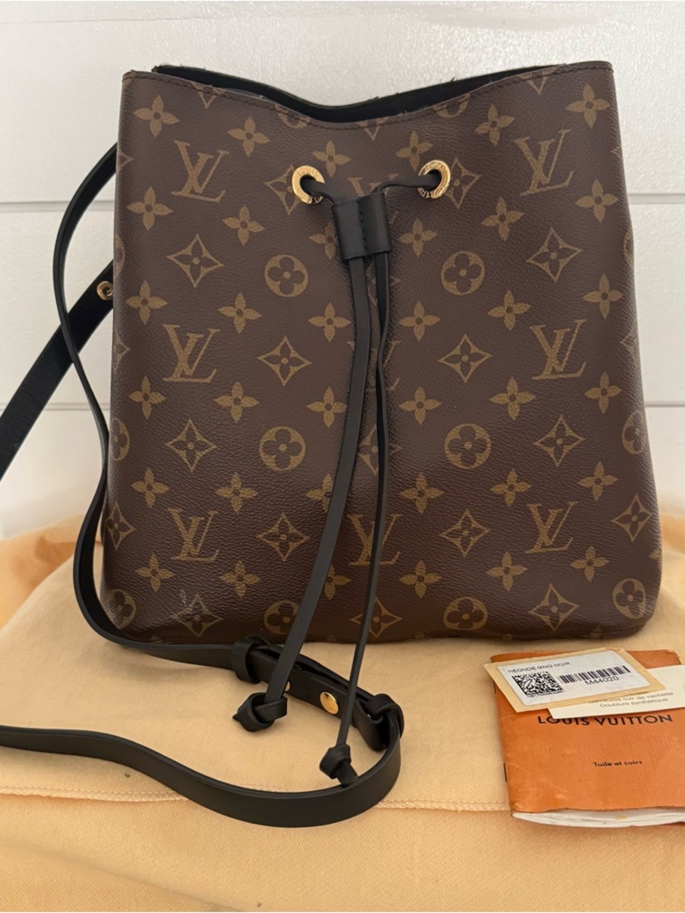 💯 Authentic Louis Vuitton Neonoe